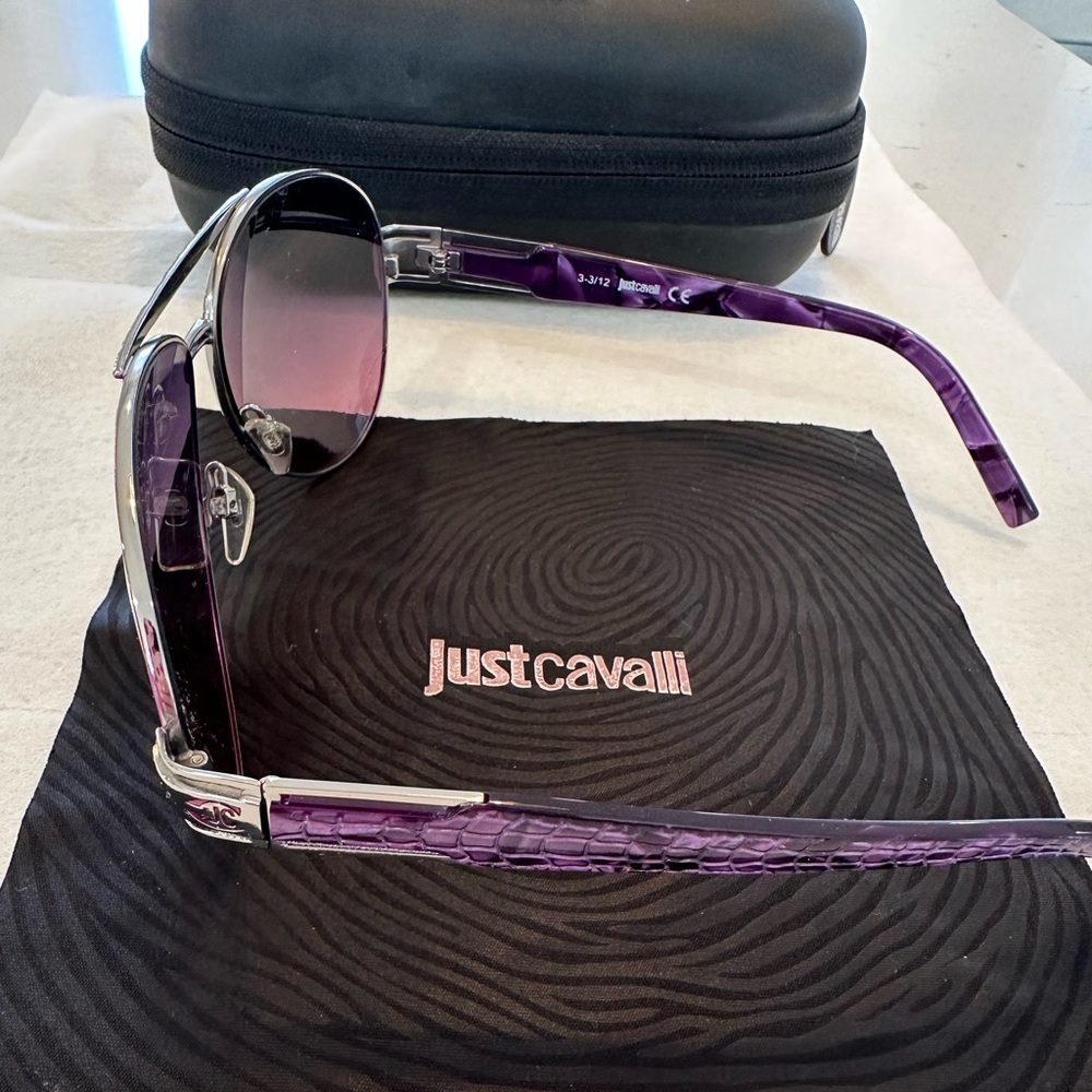 Just Cavalli JC400S Metal frame
Plastic lens
Lens width: 62 millimeters - Picture 2 of 4